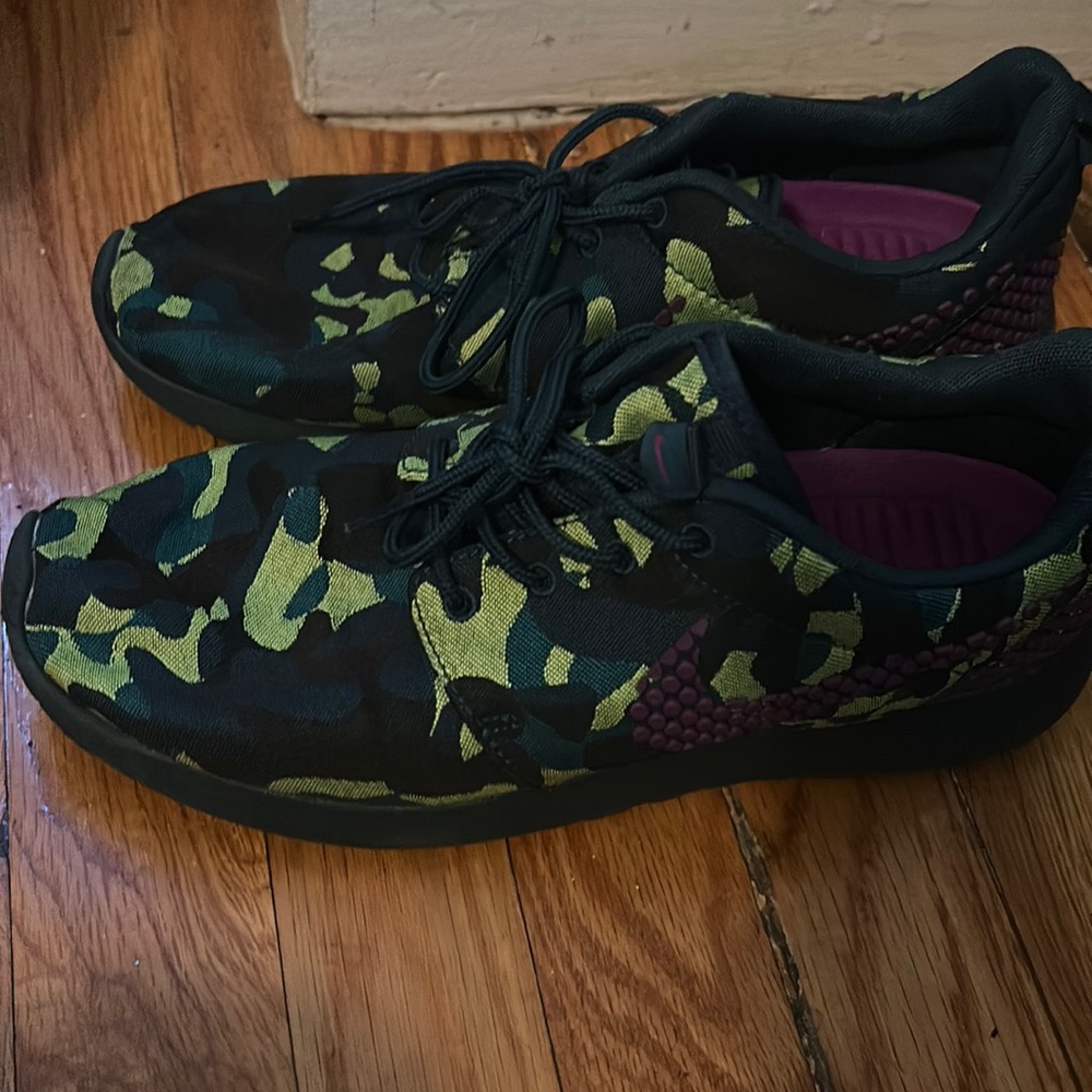 Nike sneaker sold as is 39 woman size 8